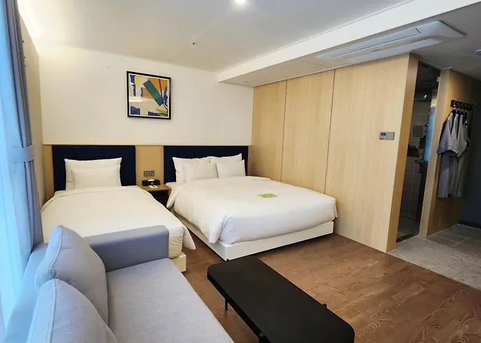 Hound Station Hotel