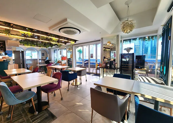 Hound Station Hotel
